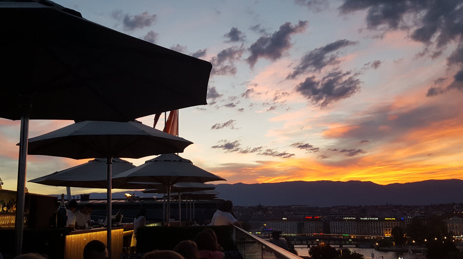 Coucher de soleil au rooftop 5 Lounge Suisse Coucher de soleil au rooftop 5 Lounge Suisse