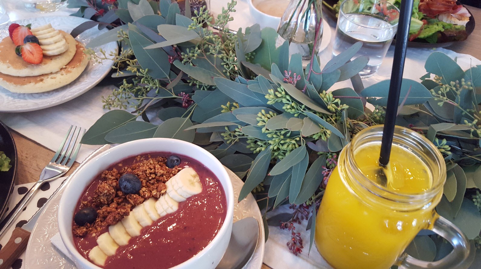 Jus orange frais et bowl Jus orange frais et bowl