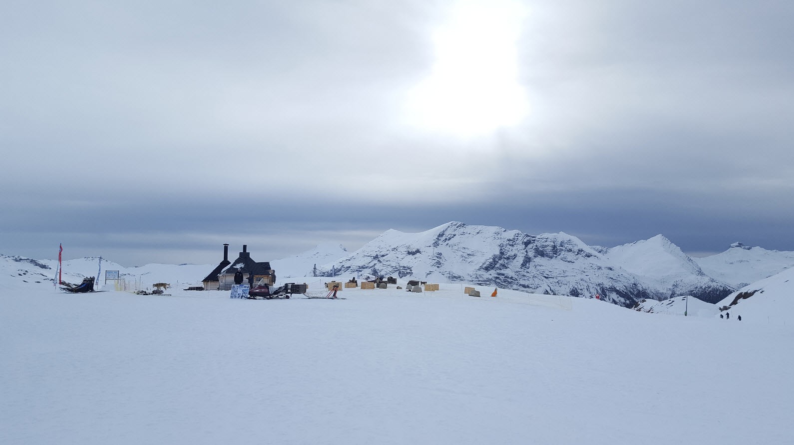 Camp sous ciel nuageux Camp sous ciel nuageux