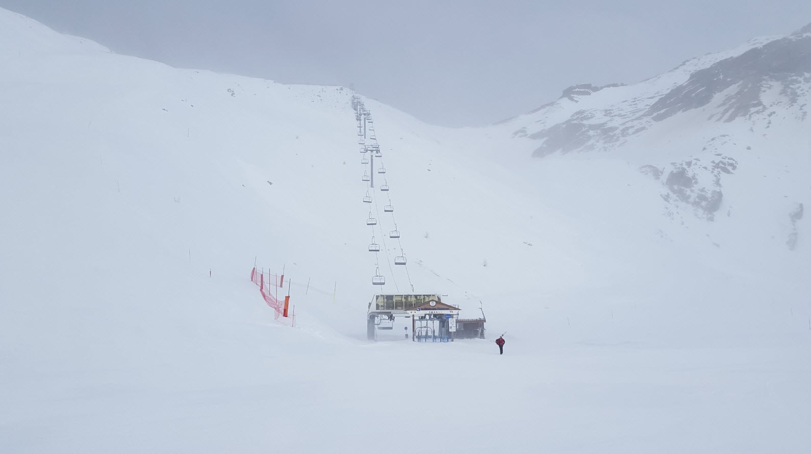 Neige soufflee par des vents forts Neige soufflee par des vents forts