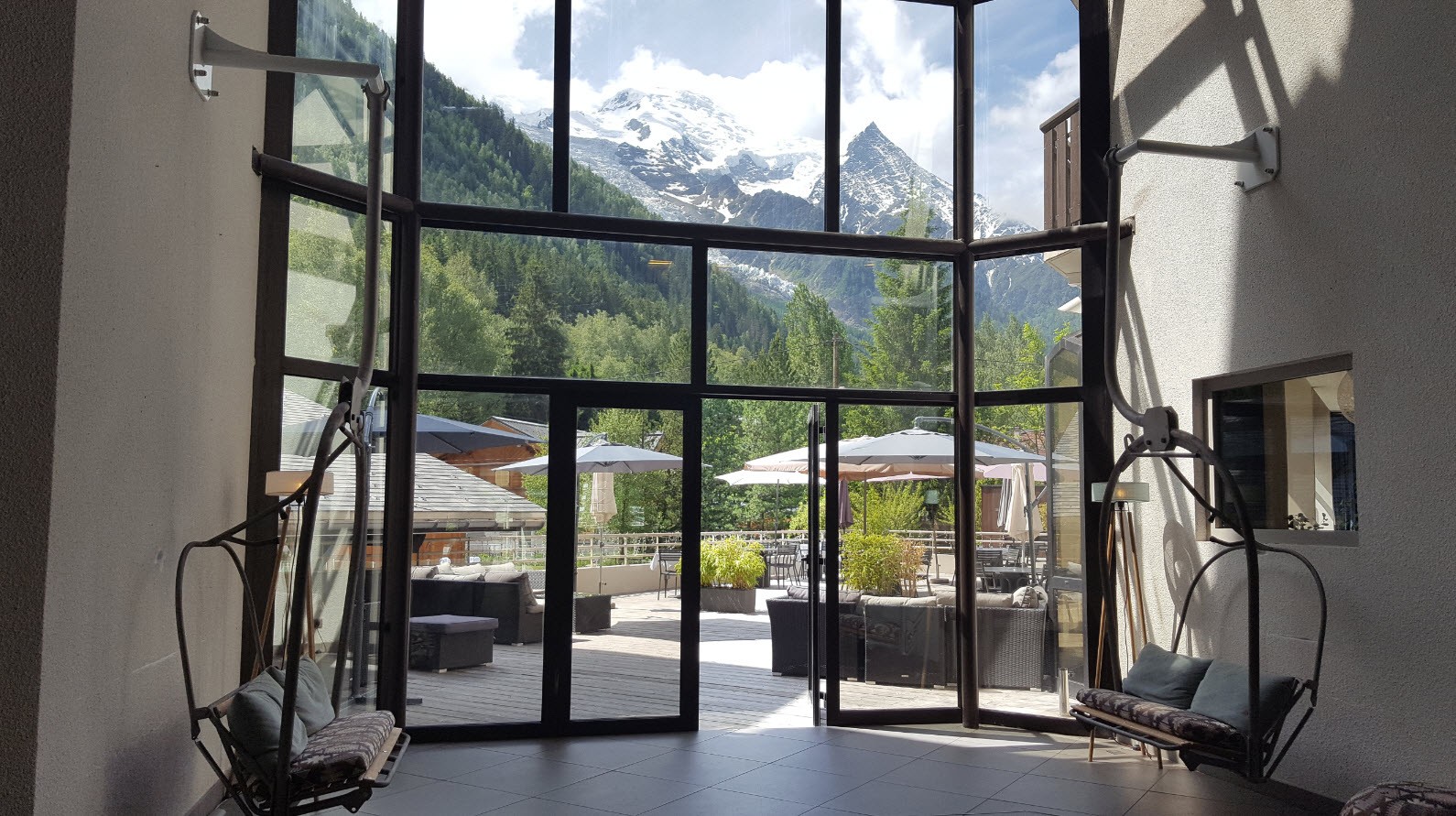 Vue sur le Mont-Blanc depuis le lobby Vue sur le Mont-Blanc depuis le lobby