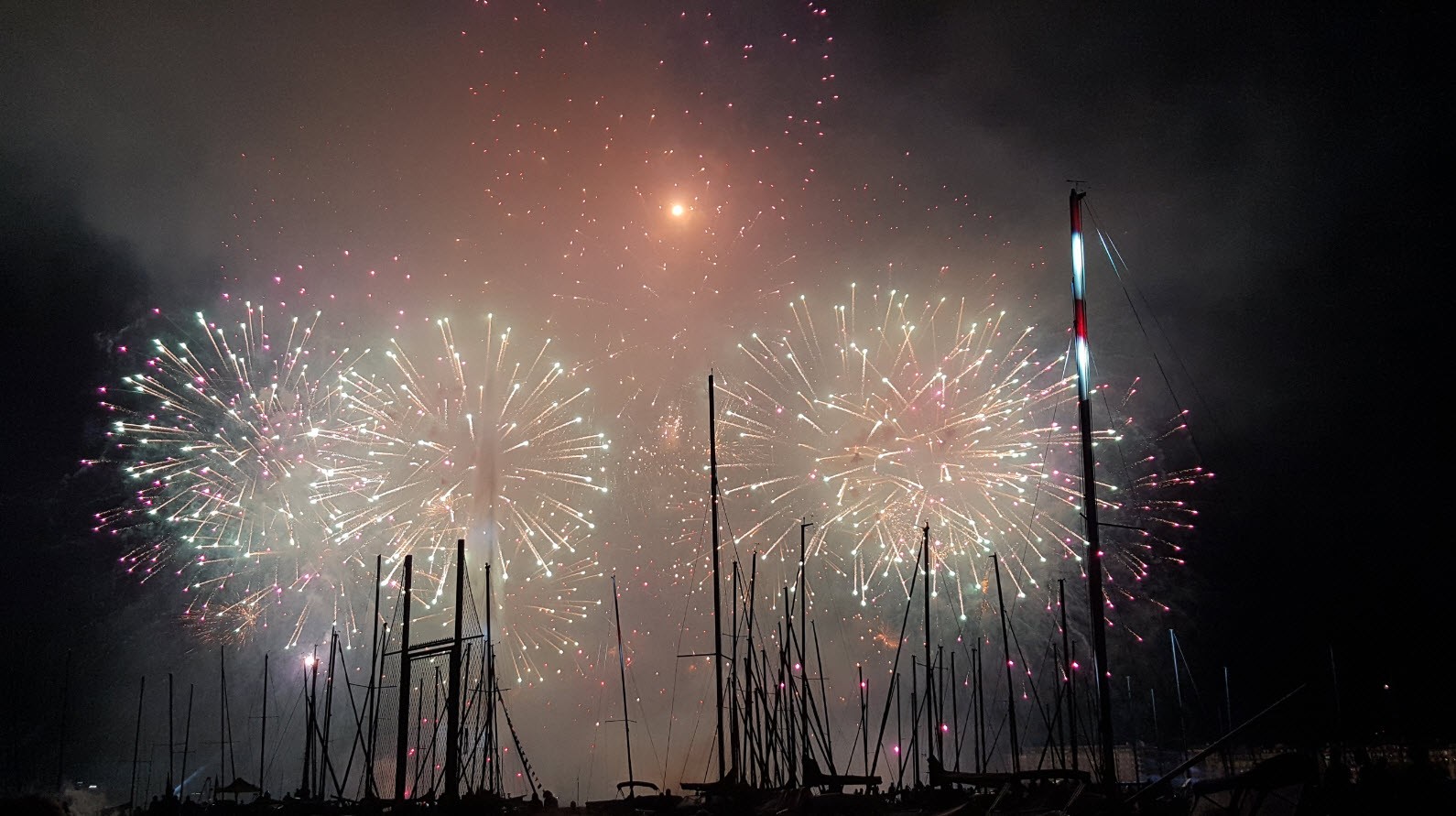 Spectacle pyrotechnique lac leman Genève Spectacle pyrotechnique lac leman Genève