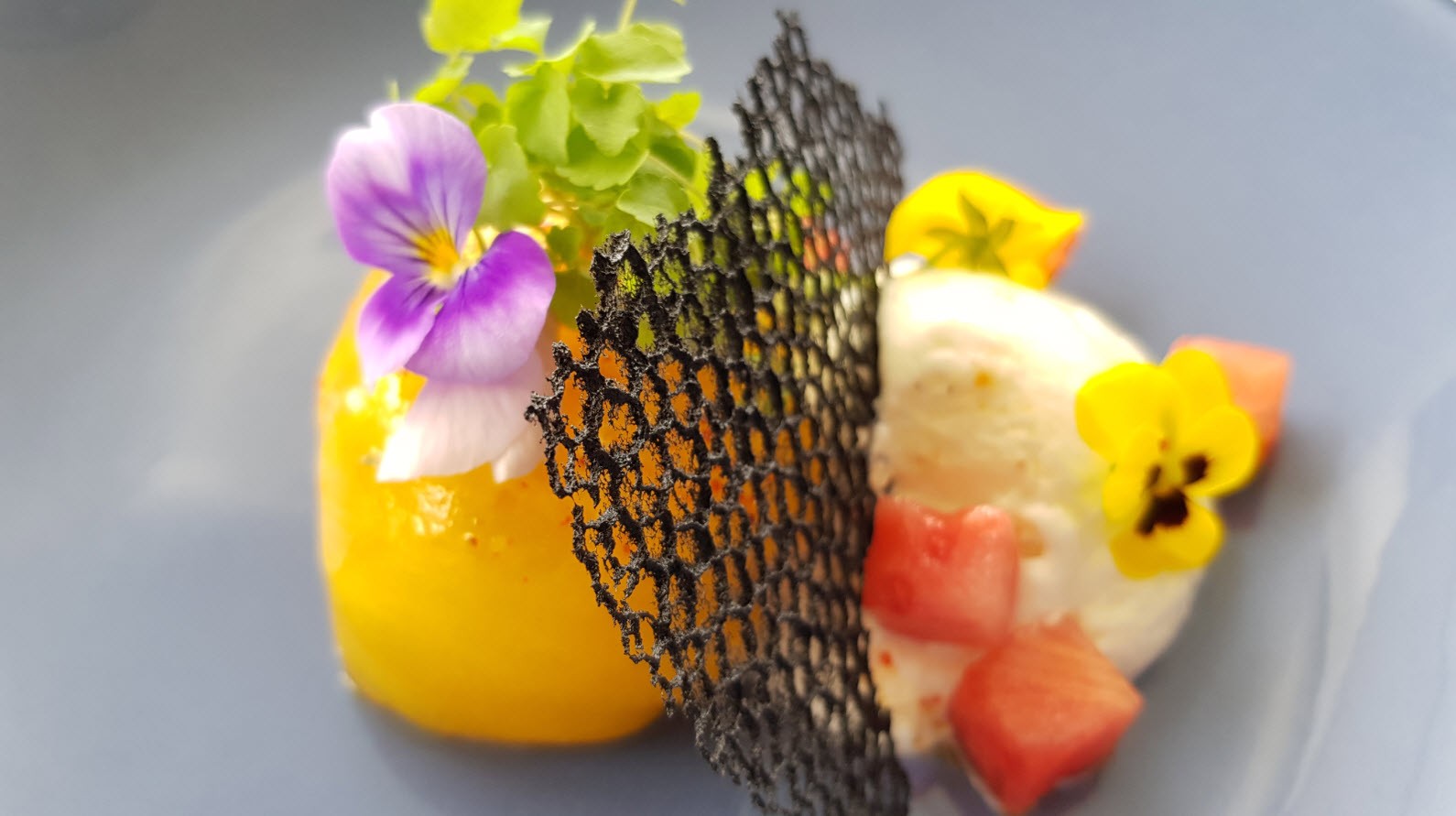 Tomates de couleurs, chèvre frais, pastèques et tuiles croustillantes Tomates de couleurs, chèvre frais, pastèques et tuiles croustillantes