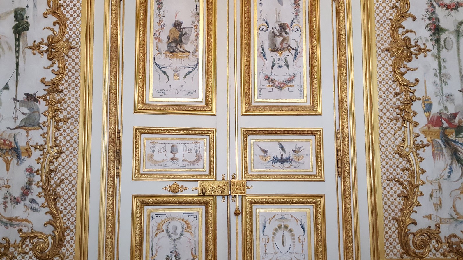 Singeries et dorures des portes Singeries et dorures des portes
