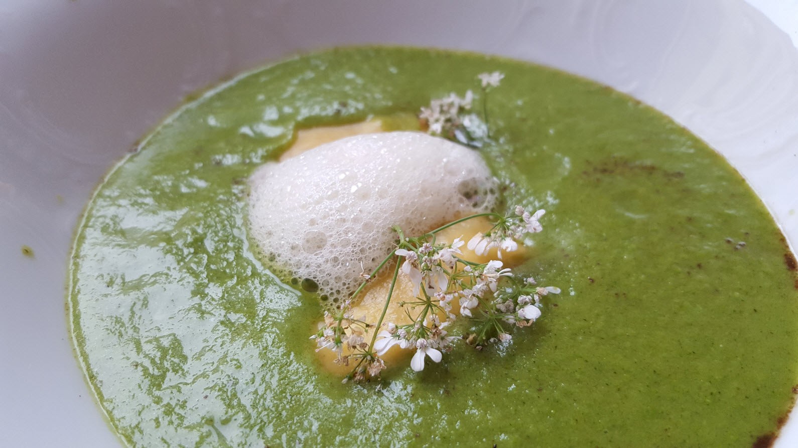 Crème de courgettes à la muscade et raviole à la ricotta Crème de courgettes à la muscade et raviole à la ricotta