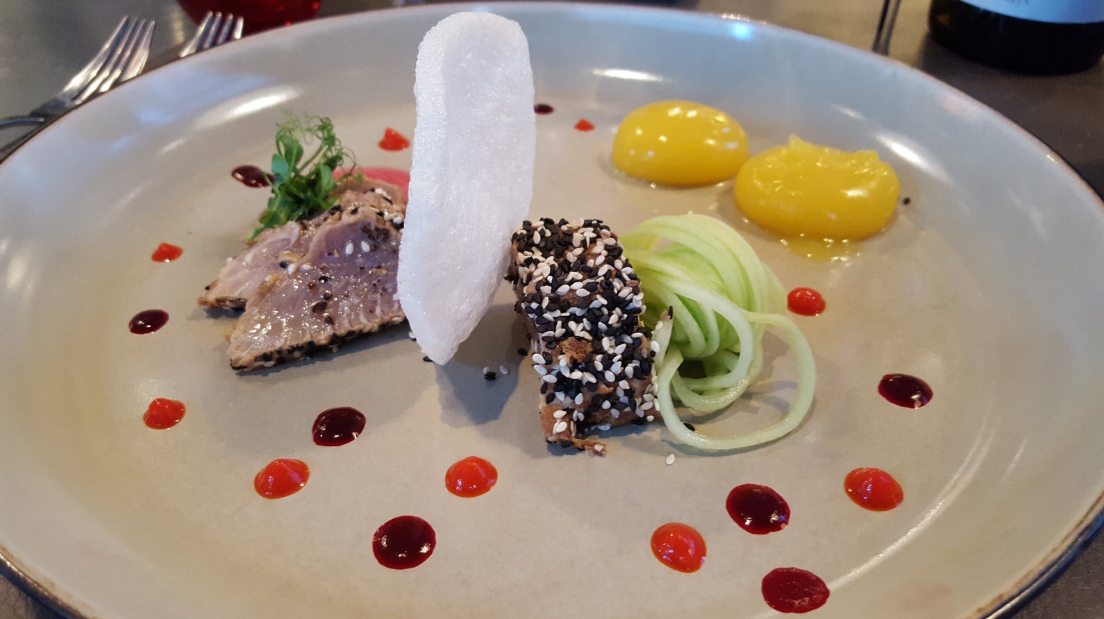 Tataki de thon Albacore, tour de moulin de baies de Timur Tataki de thon Albacore, tour de moulin de baies de Timur