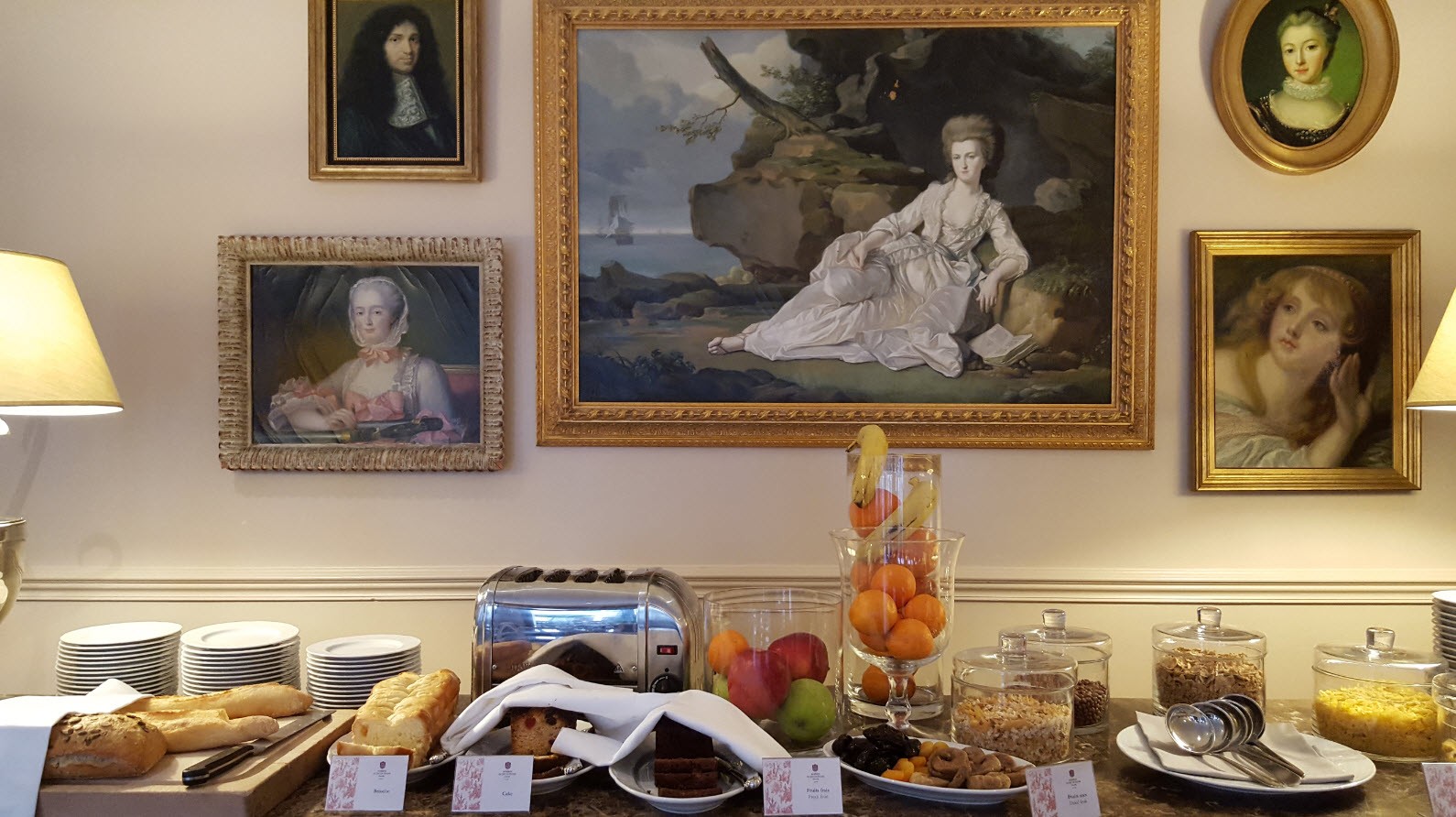 Petit-dejeuner dans cadre historique Petit-dejeuner dans cadre historique