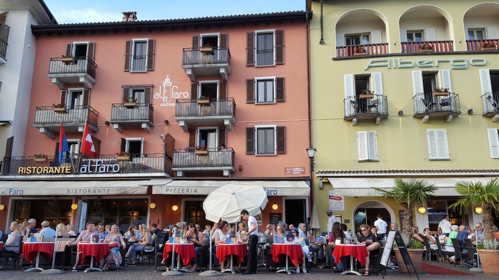 Piazza restaurant face a une scene de concert Piazza restaurant face a une scene de concert