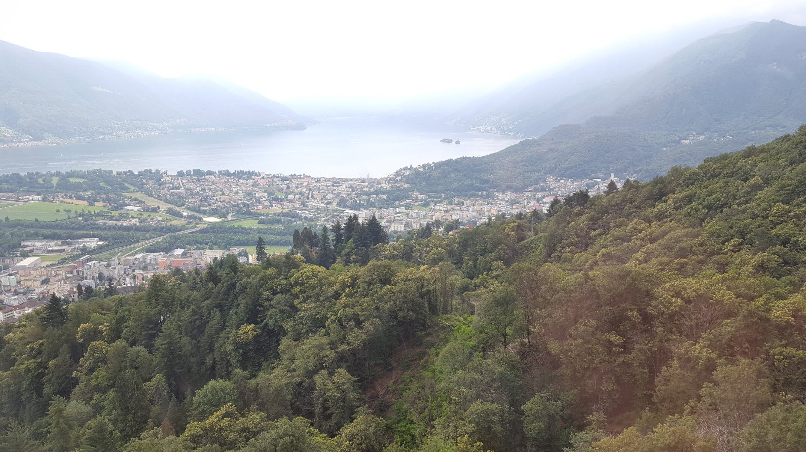 Vue depuis le telepherique sur le Lac Majeur dans le Tessin et en Italie Vue depuis le telepherique sur le Lac Majeur dans le Tessin et en Italie