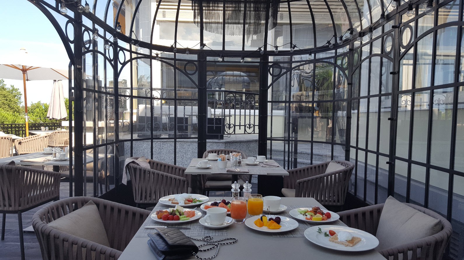 Petit-dejeuner en terrasse face au lac a Montreux Petit-dejeuner en terrasse face au lac a Montreux
