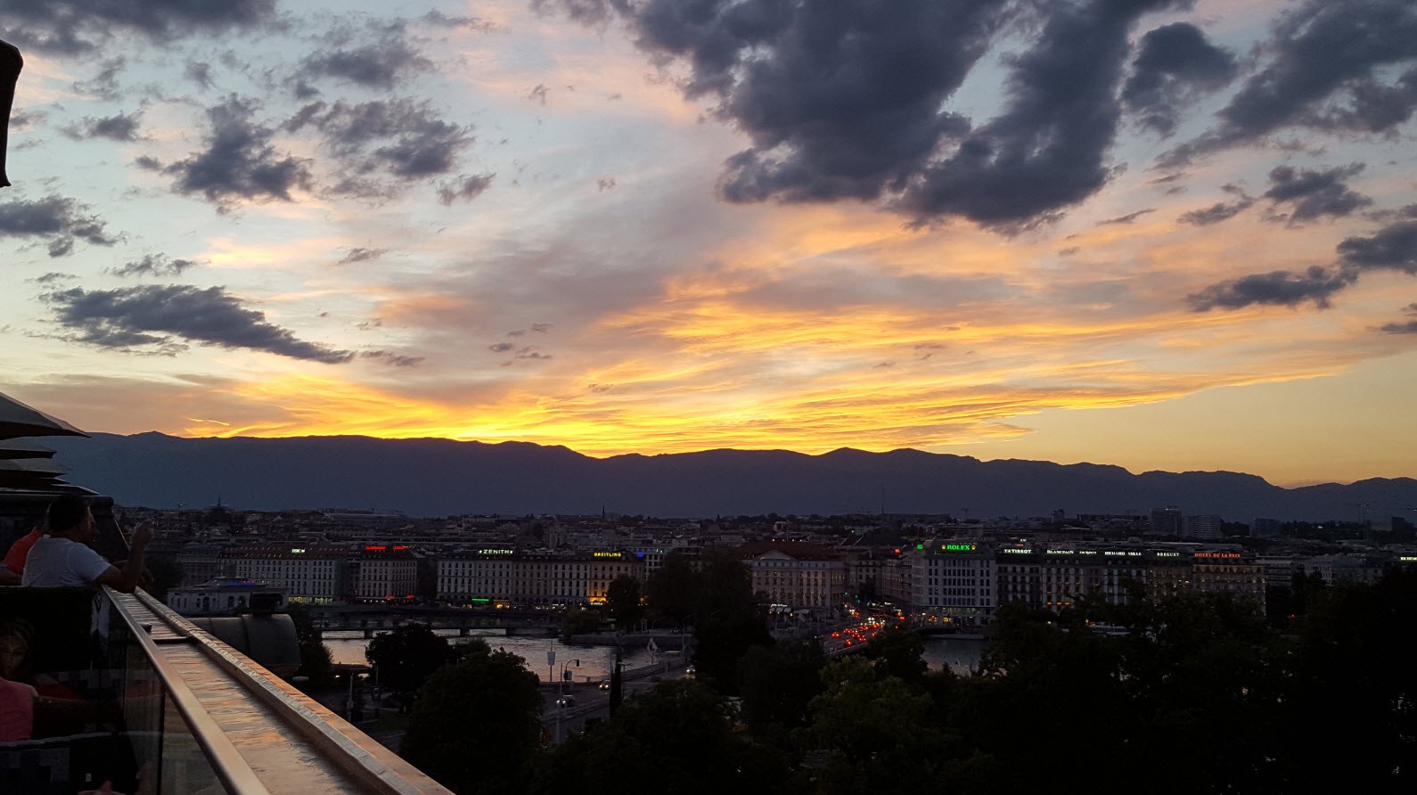 Coucher du soleil sur la rade de Geneve Coucher du soleil sur la rade de Geneve