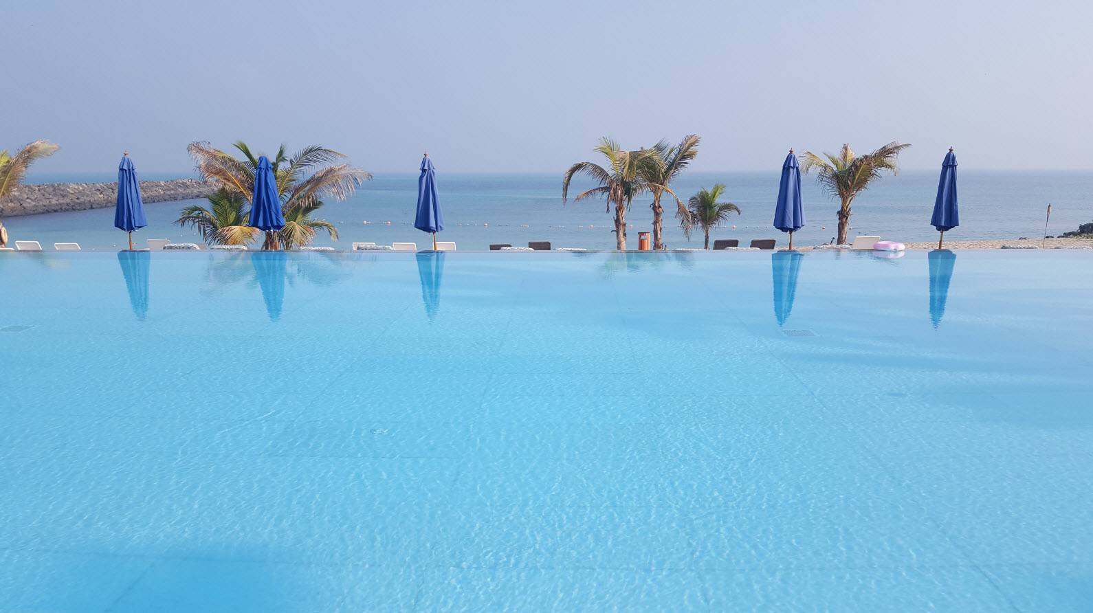 Piscine a debordement Piscine a debordement