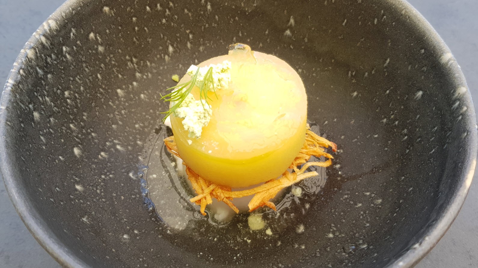 Texture de pomme, sorbet cidre de glace, fromage frais à l'aneth Texture de pomme, sorbet cidre de glace, fromage frais à l'aneth