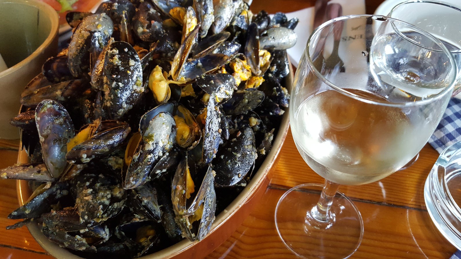 Delicieuses moules avec du vin blanc Delicieuses moules avec du vin blanc