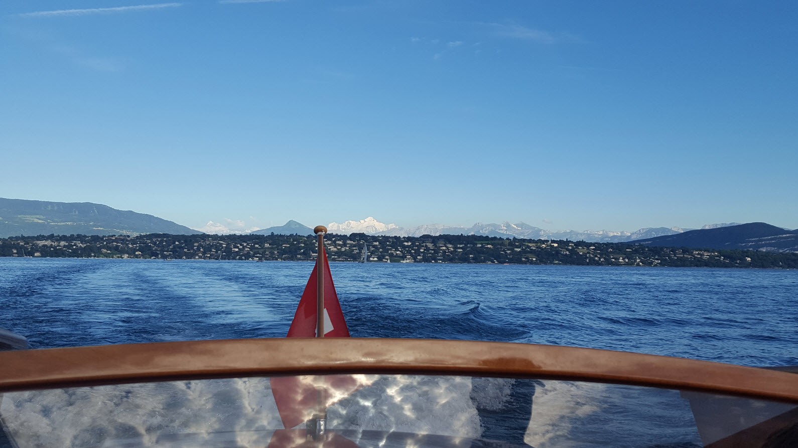Mont-Blanc vu depuis le lac Leman sur le bateau Mont-Blanc vu depuis le lac Leman sur le bateau