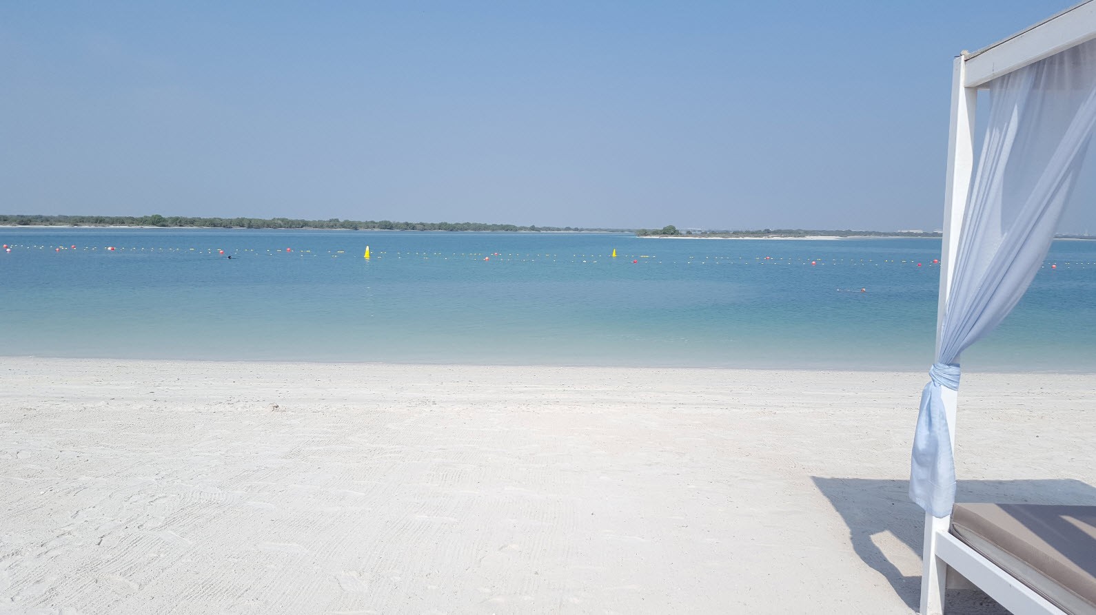 Sable blanc et eau turquoise Sable blanc et eau turquoise