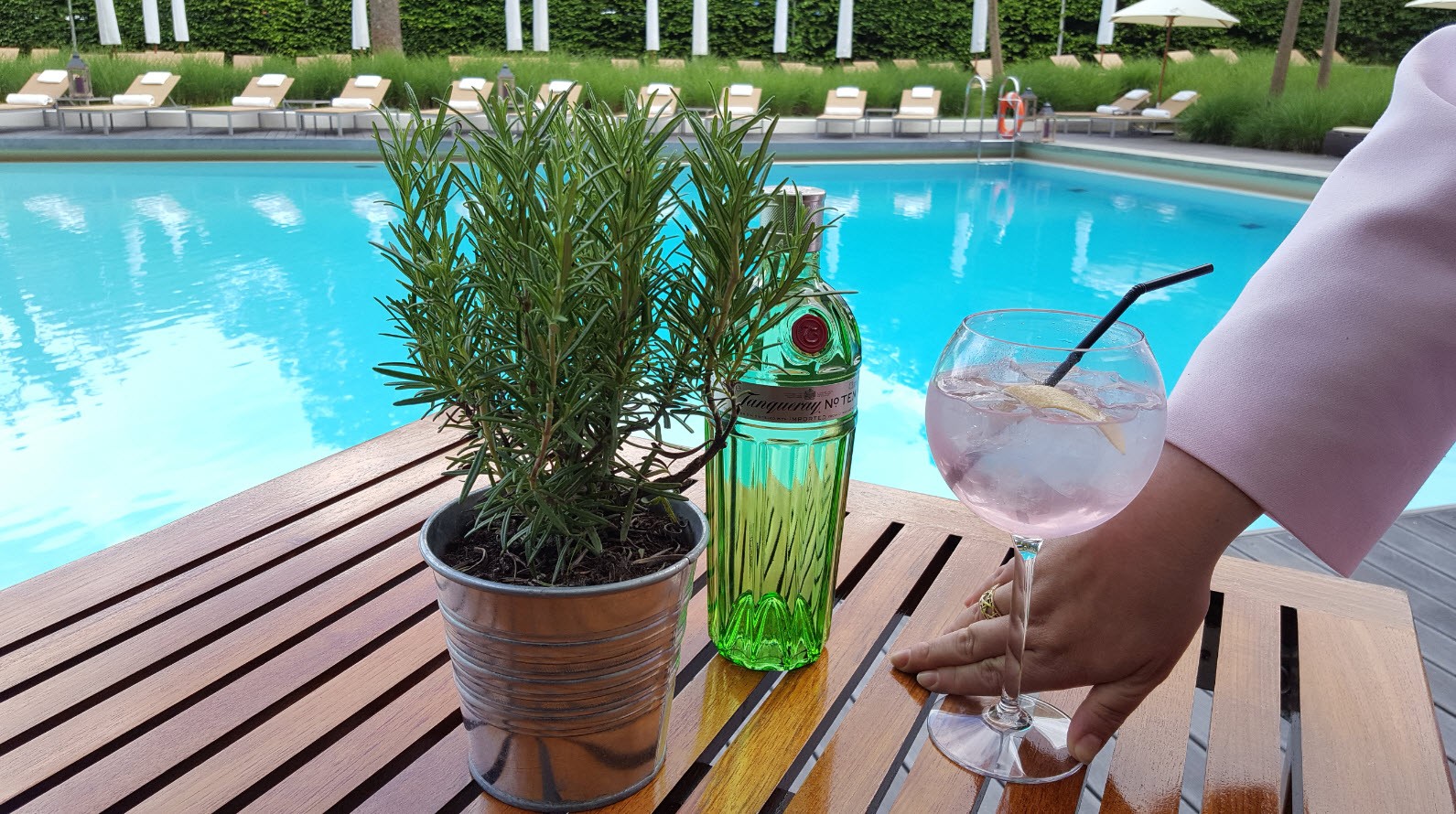 Cocktails Poolside InterContinental Cocktails Poolside InterContinental
