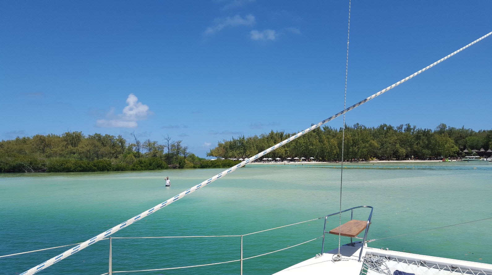 Vue de l'Ile aux Cerfs depuis le Catamaran Vue de l'Ile aux Cerfs depuis le Catamaran