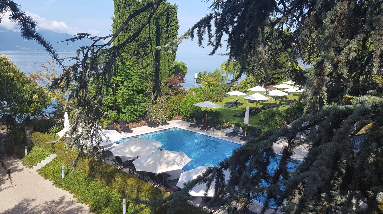 Piscine vue de la terrasse du restaurant Piscine vue de la terrasse du restaurant
