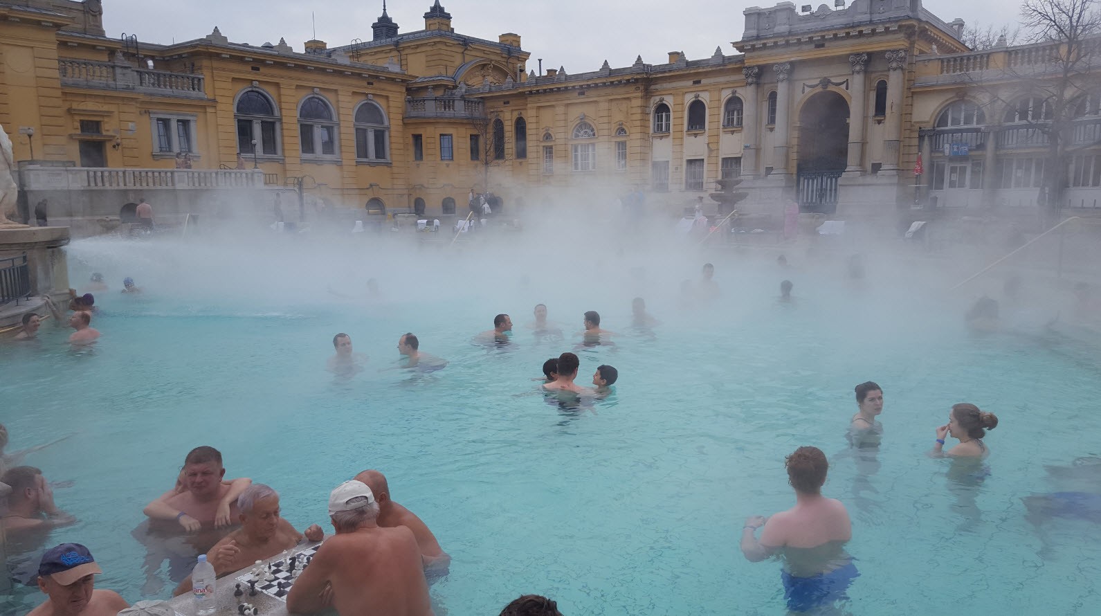 Joueurs d'echecs dans les bains Joueurs d'echecs dans les bains
