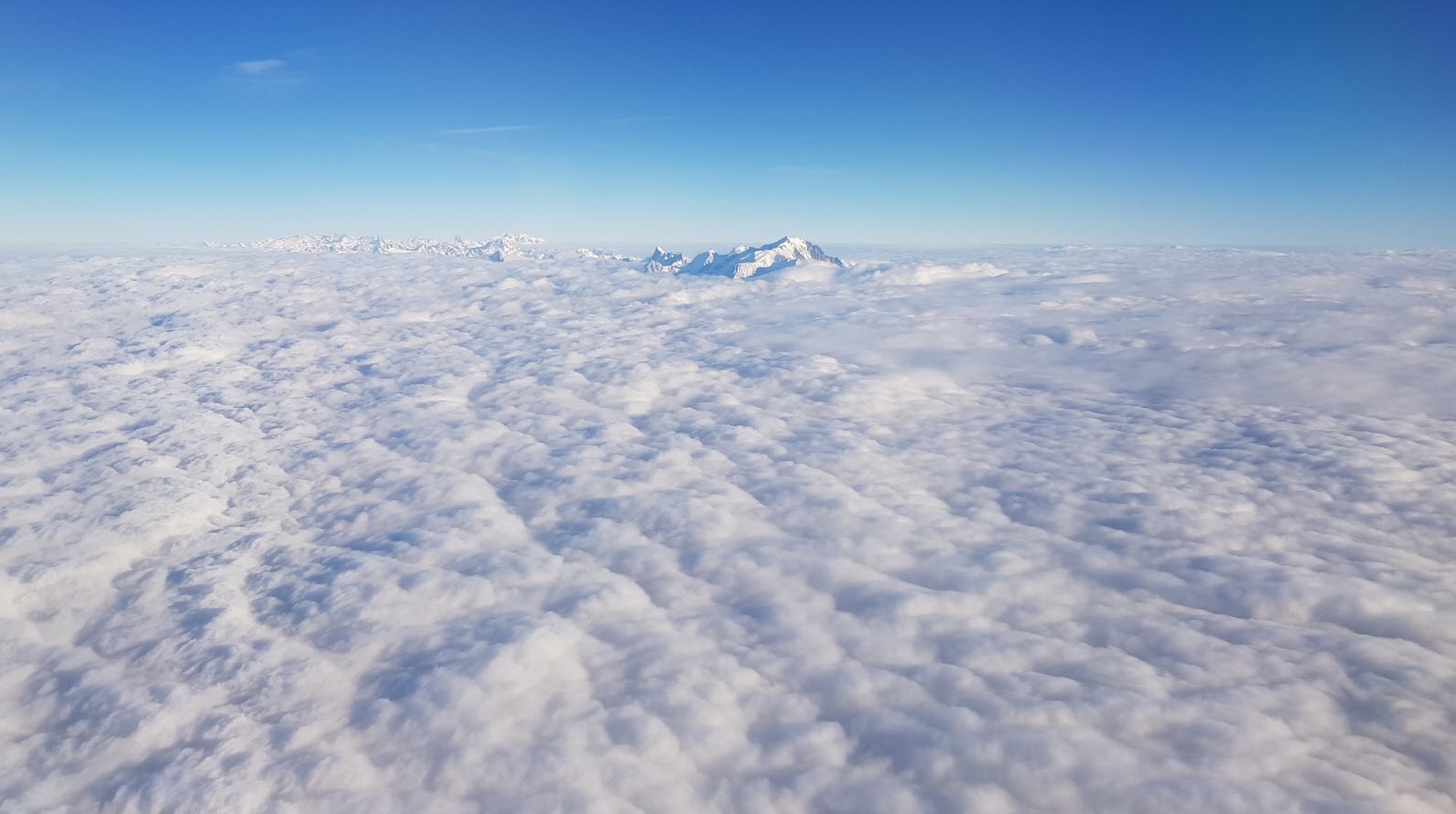 Le Mont Blanc au-dessus des nuages Le Mont Blanc au-dessus des nuages