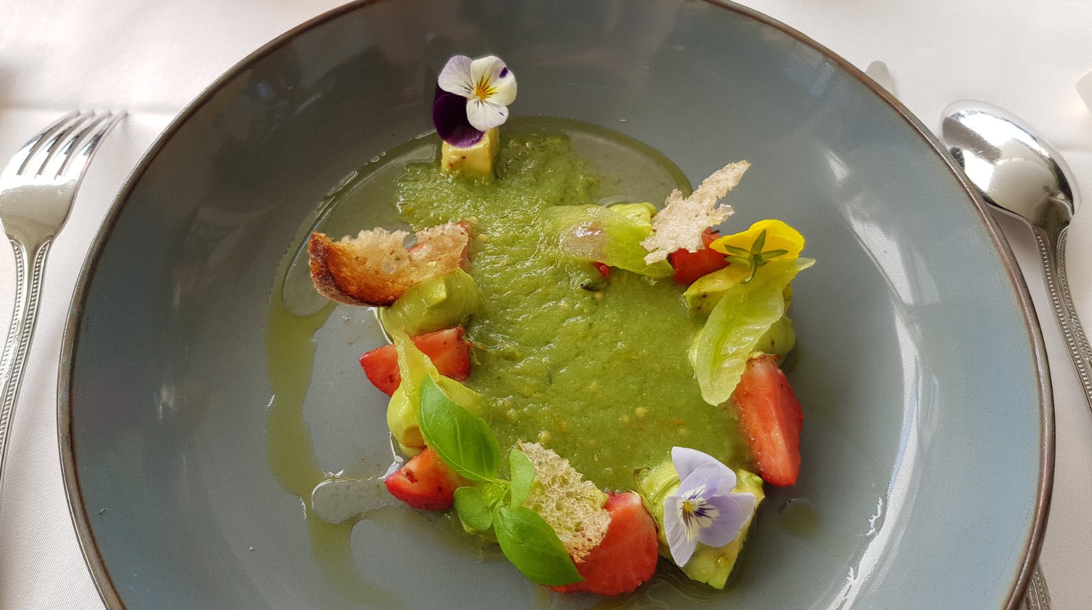 Gaspacho vert, avocats, fraises de pays et basilic Gaspacho vert, avocats, fraises de pays et basilic