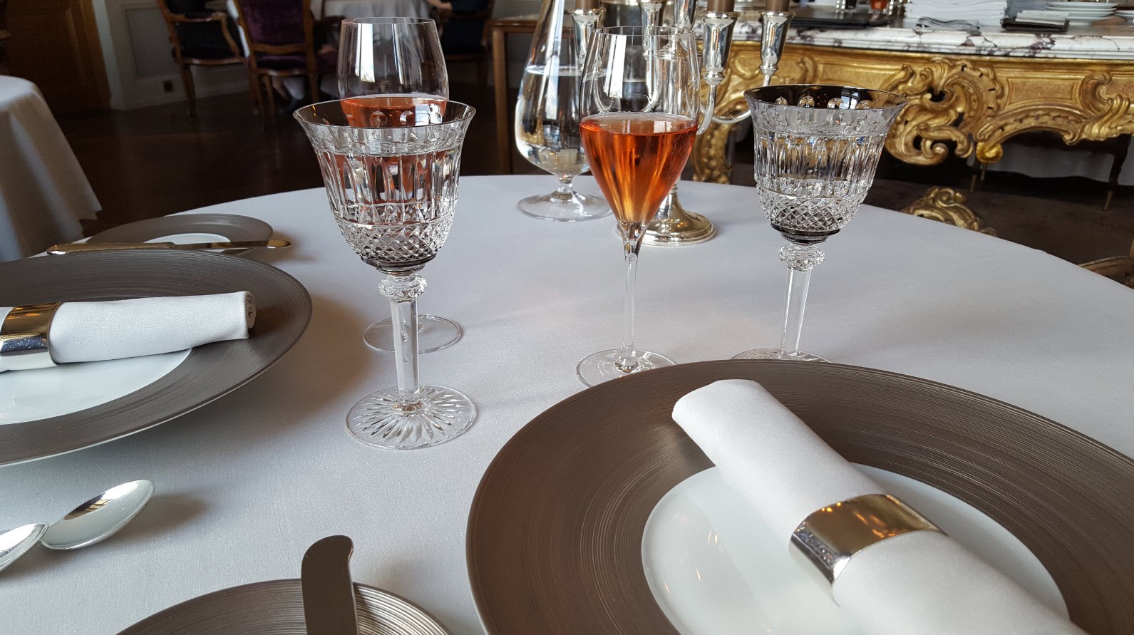 Champagne rose et dejeuner chez un trois etoiles michelin suisse Champagne rose et dejeuner chez un trois etoiles michelin suisse
