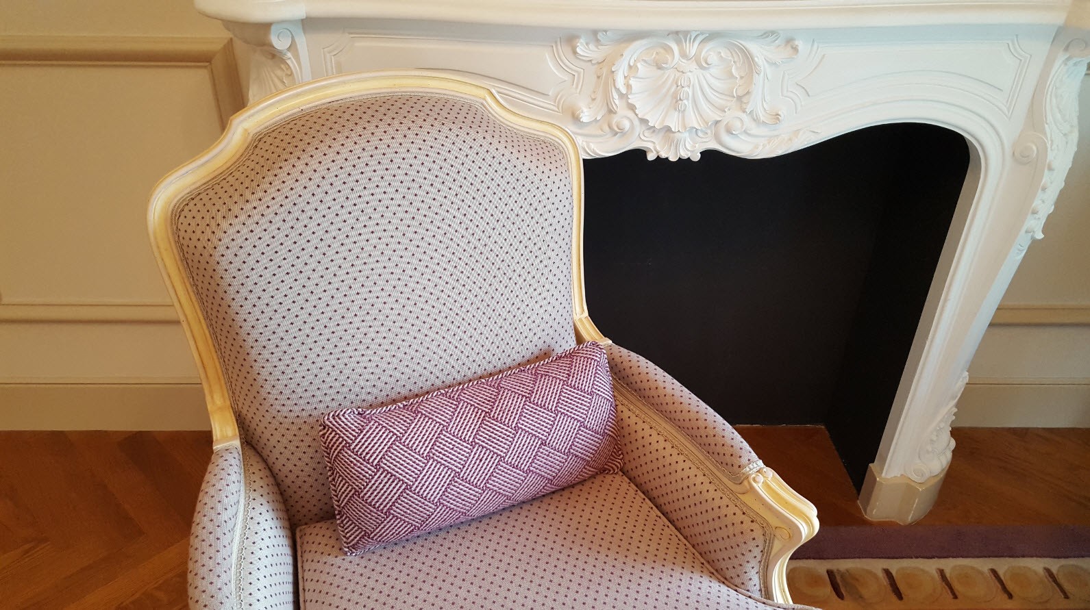 Detail cheminee et coussin Detail cheminee et coussin