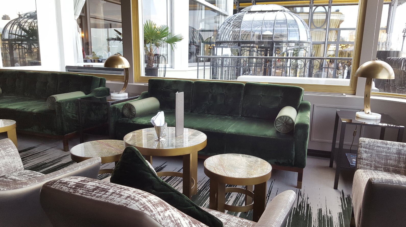 Prendre un verre entre le restaurant et la terrasse Prendre un verre entre le restaurant et la terrasse