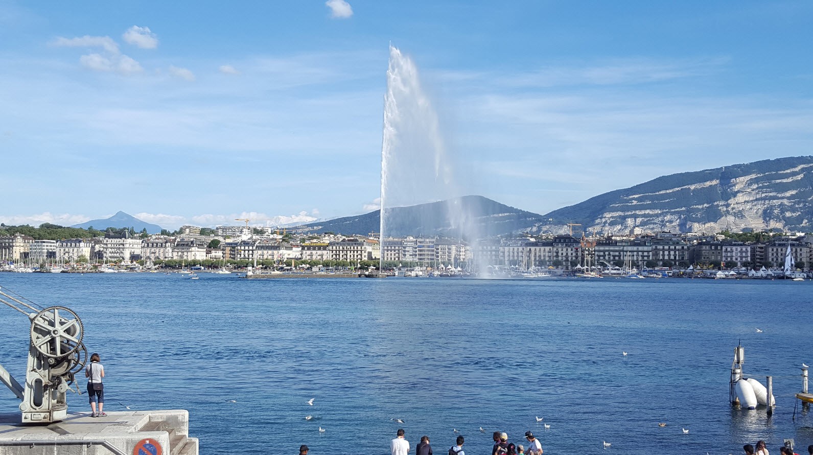 Jet d'eau avec vue sur le mont-blanc depuis le Kempinski Jet d'eau avec vue sur le mont-blanc depuis le Kempinski