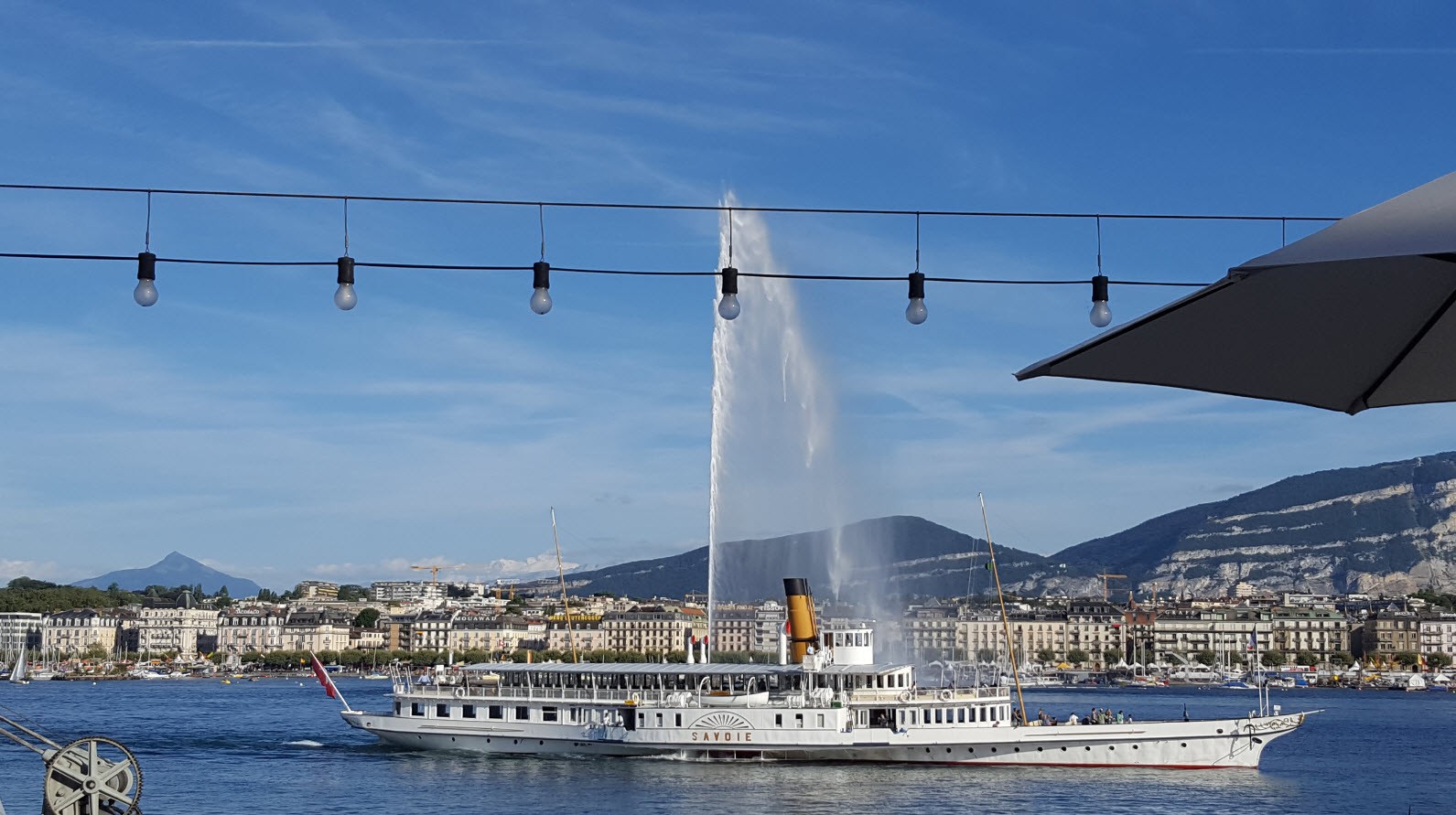 Bateau devant le jet d'eau Geneve Bateau devant le jet d'eau Geneve
