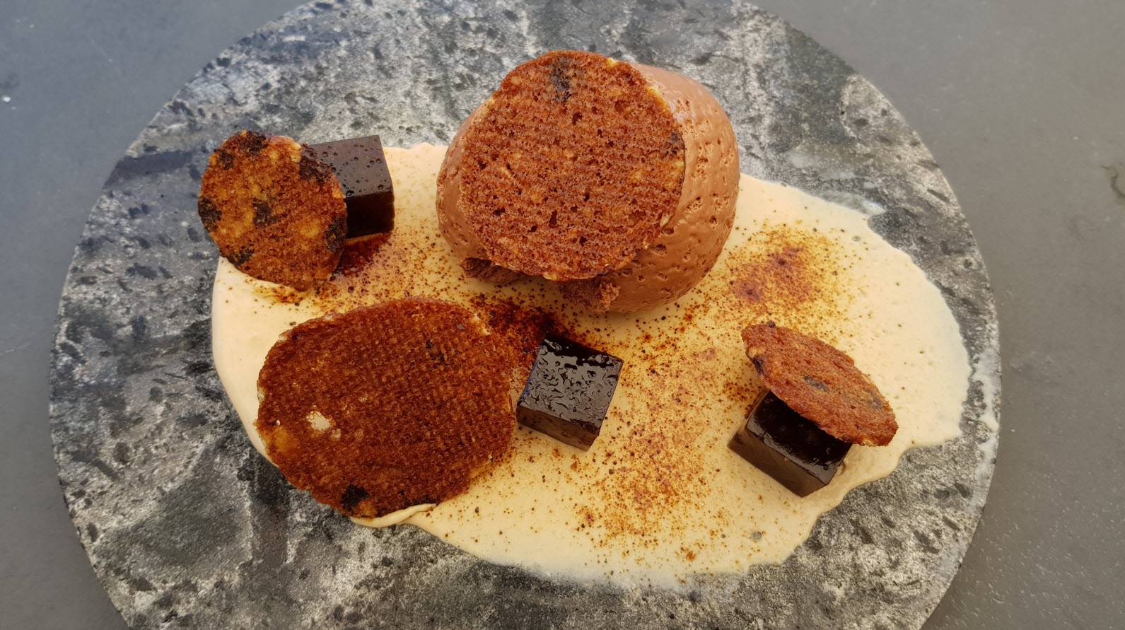 Mousse au chocolat, glace à l'ail noir, gelée de réglisse Mousse au chocolat, glace à l'ail noir, gelée de réglisse