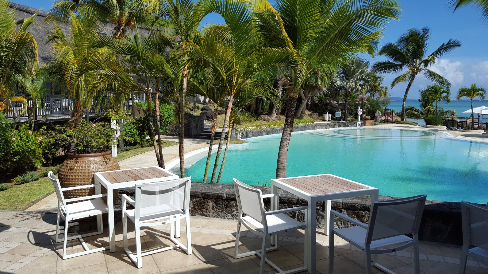 Petit-dejeuner au bord de la piscine Petit-dejeuner au bord de la piscine