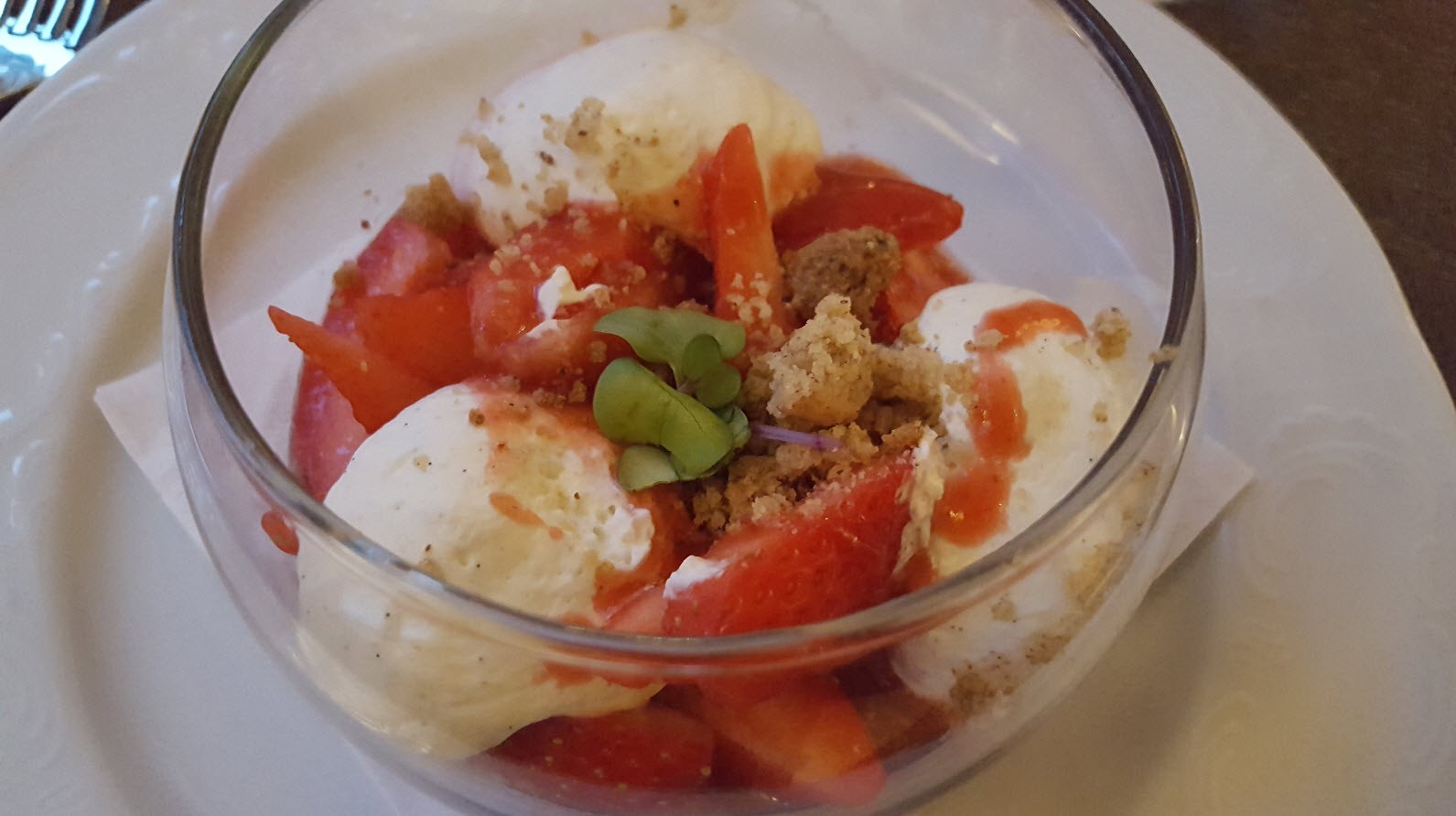 Fraises sur fine gelee chantilly et vanille Fraises sur fine gelee chantilly et vanille