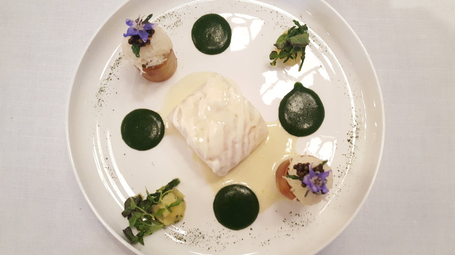 Cabillaud à la vapeur d'algues, jus iodé, pomme de mer Cabillaud à la vapeur d'algues, jus iodé, pomme de mer