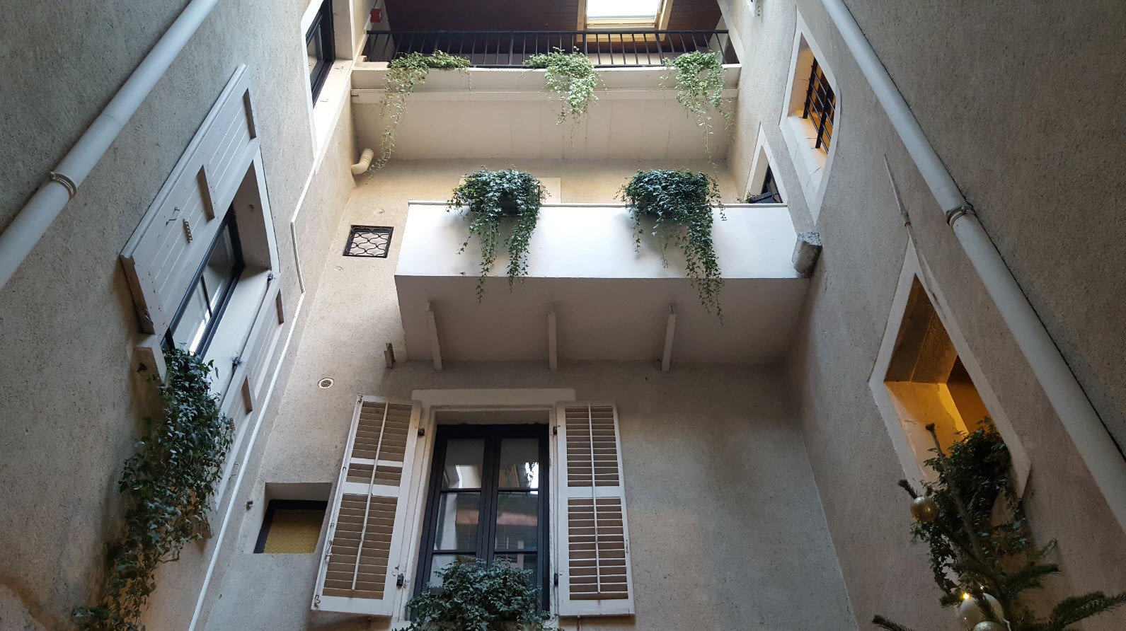 Interieur du batiment et de la cour interieure Interieur du batiment et de la cour interieure