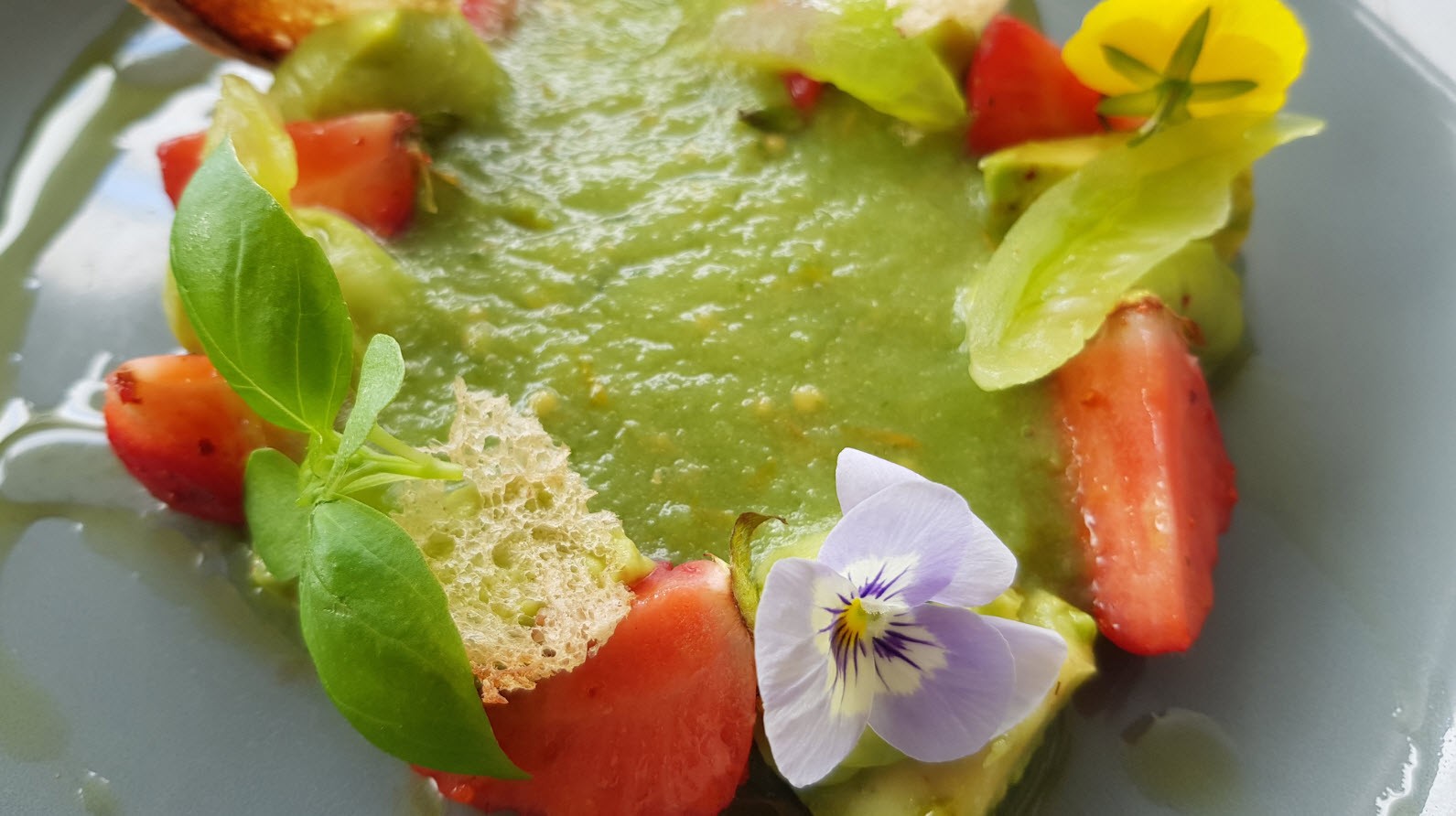 Gaspacho vert, avocats, fraises de pays et basilic Gaspacho vert, avocats, fraises de pays et basilic