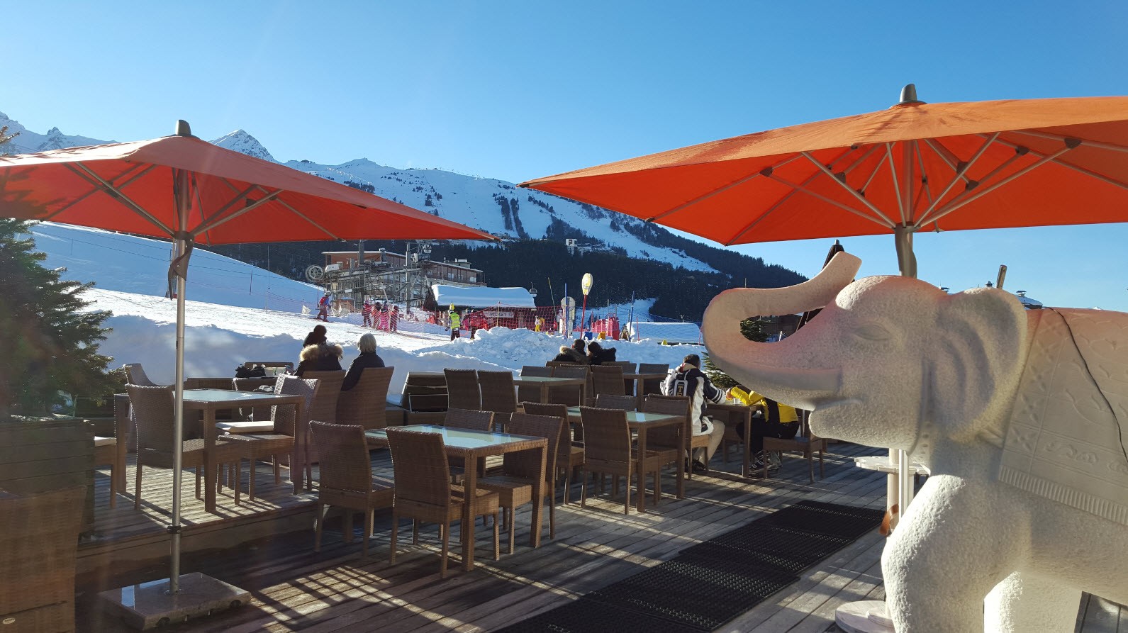 Terrasse sur les pistes au soleil Terrasse sur les pistes au soleil