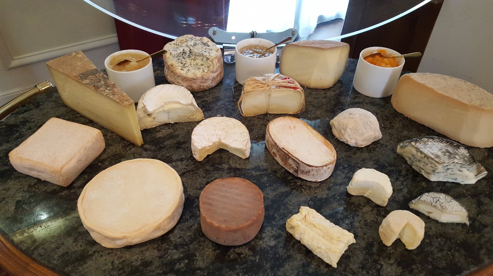 Plateau de fromage restaurant 2 etoiles michelin Plateau de fromage restaurant 2 etoiles michelin