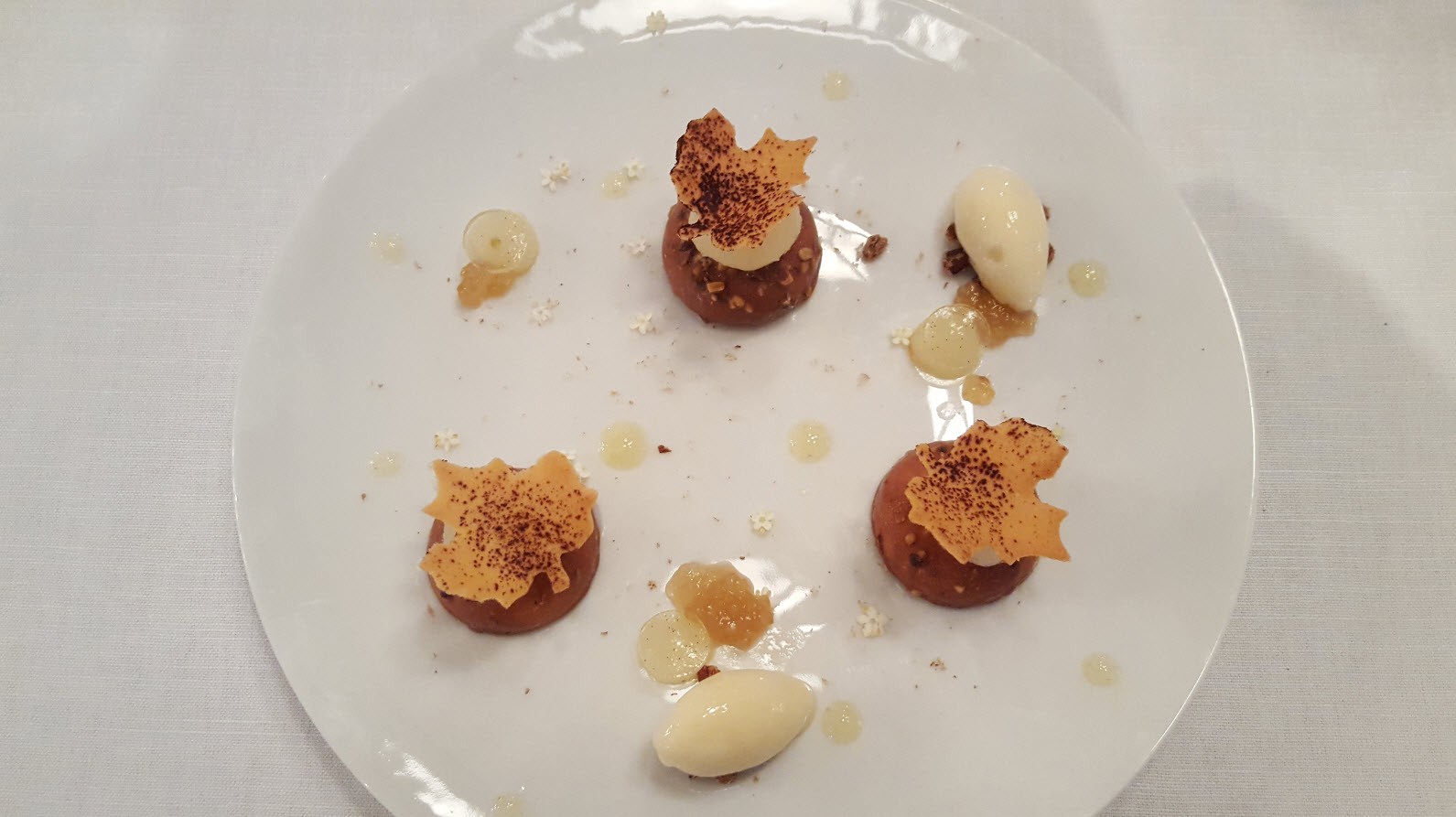 Poire pochée à la fleur de sureau, crémeux au sirop d'érable Poire pochée à la fleur de sureau, crémeux au sirop d'érable