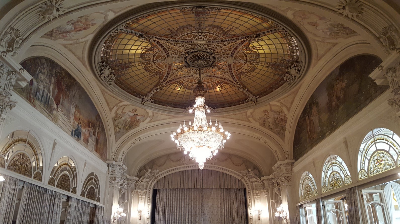 Coupole et lustre historique Coupole et lustre historique