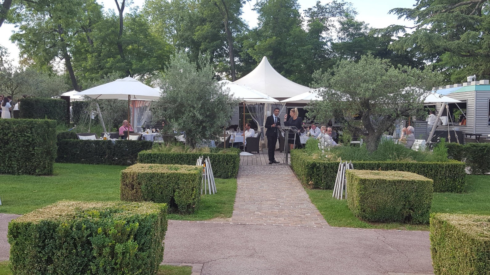 Lodge d'ete dans le jardin Lodge d'ete dans le jardin