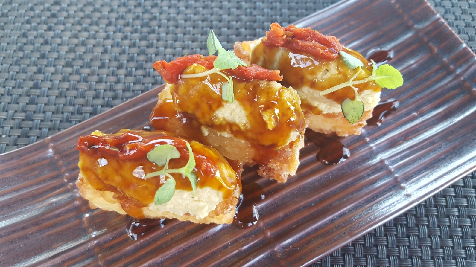 Plat signature du restaurant Umami: les nigiri crispy Plat signature du restaurant Umami: les nigiri crispy
