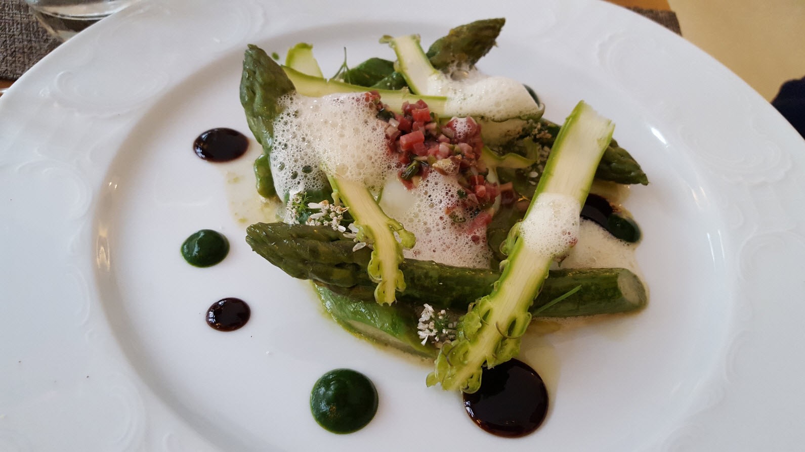 Asperges tièdes et oeuf parfait condimenté à la cécina Asperges tièdes et oeuf parfait condimenté à la cécina