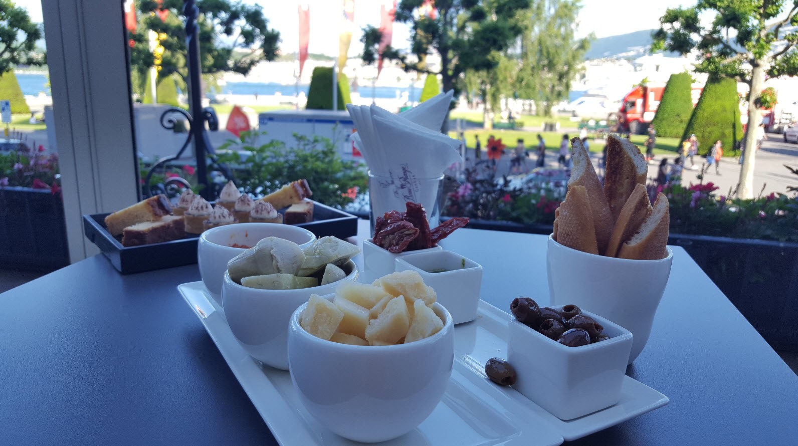 Aperitif sur la terrasse Aperitif sur la terrasse