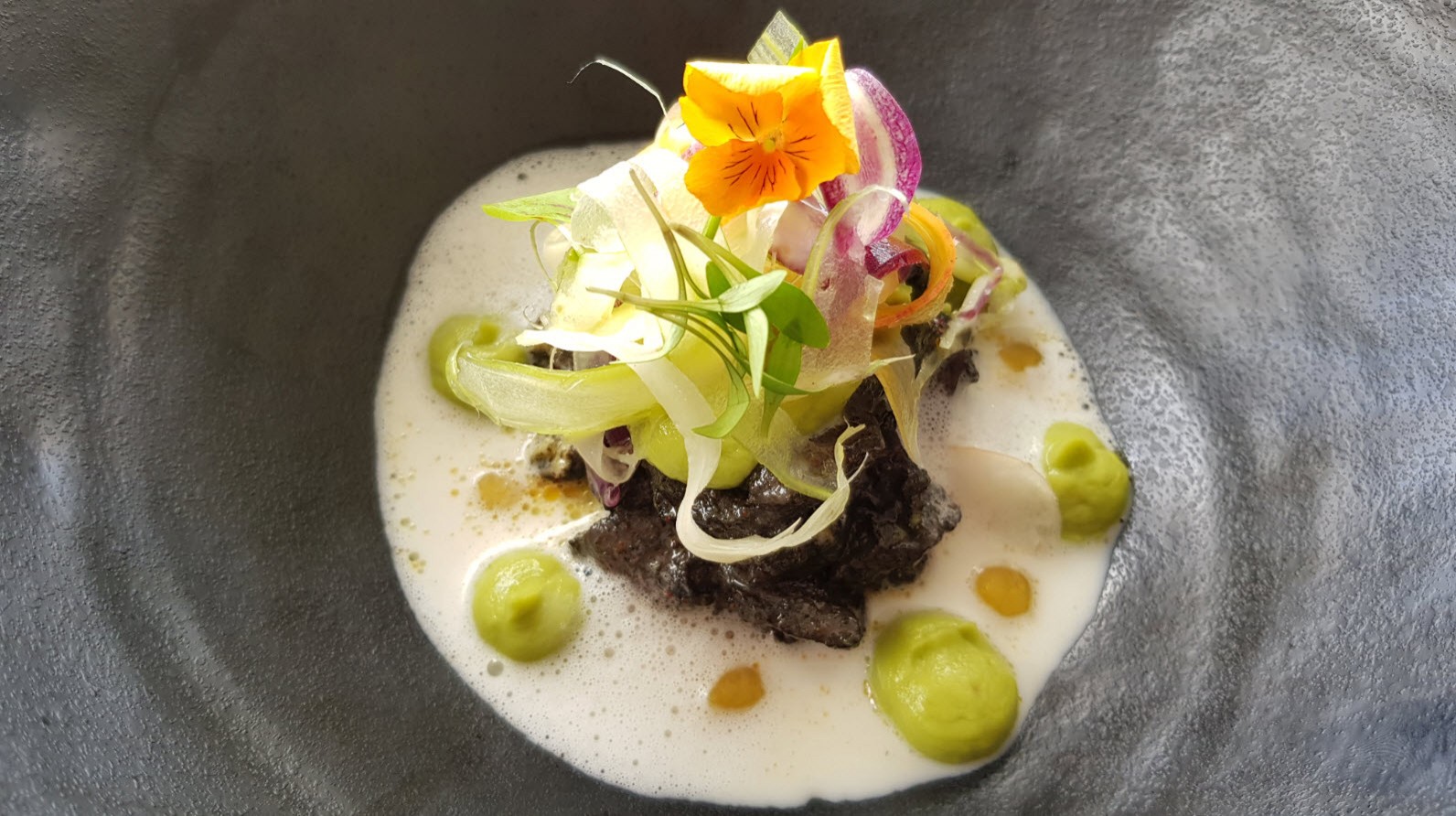 Céviché de bar, curry vert et lait de coco, basilic thaï et combawa Céviché de bar, curry vert et lait de coco, basilic thaï et combawa