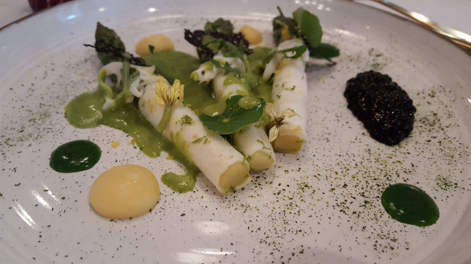 Asperge de Roques-Hautes, seiche au caviar végétal et agrume Asperge de Roques-Hautes, seiche au caviar végétal et agrume