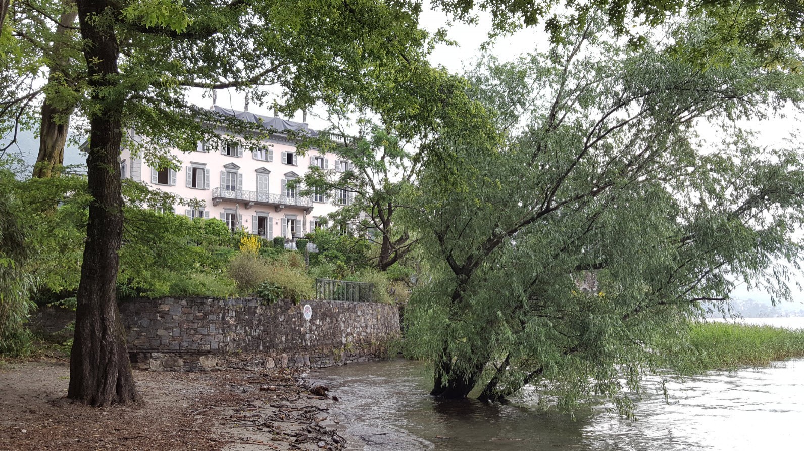 Vieille batisse sur l'Ile vue depuis la plage Vieille batisse sur l'Ile vue depuis la plage