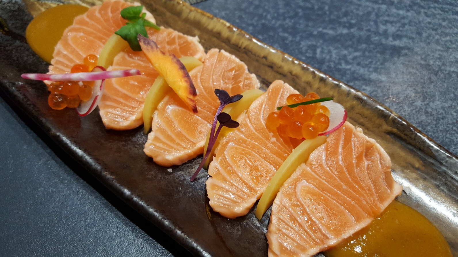 Tataki de saumon sauce mangue Tataki de saumon sauce mangue