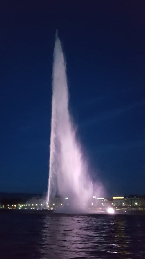 Jet d'Eau de nuit depuis le bateau de la reserve Geneve Jet d'Eau de nuit depuis le bateau de la reserve Geneve
